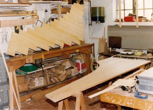 02_Le fond découpé à mesure de l’instrument. Au 2ème plan : les planches de la table d’harmonie ont été assemblées. Anne & Ian Tucker.