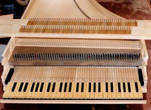 20_Détail de la mécanique : le clavier, les sautereaux, et les registres en place sous les cordes. Anne & Ian Tucker.