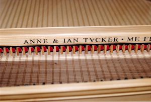 26_La signature sur la tranche du chapiteau. Anne & Ian Tucker.